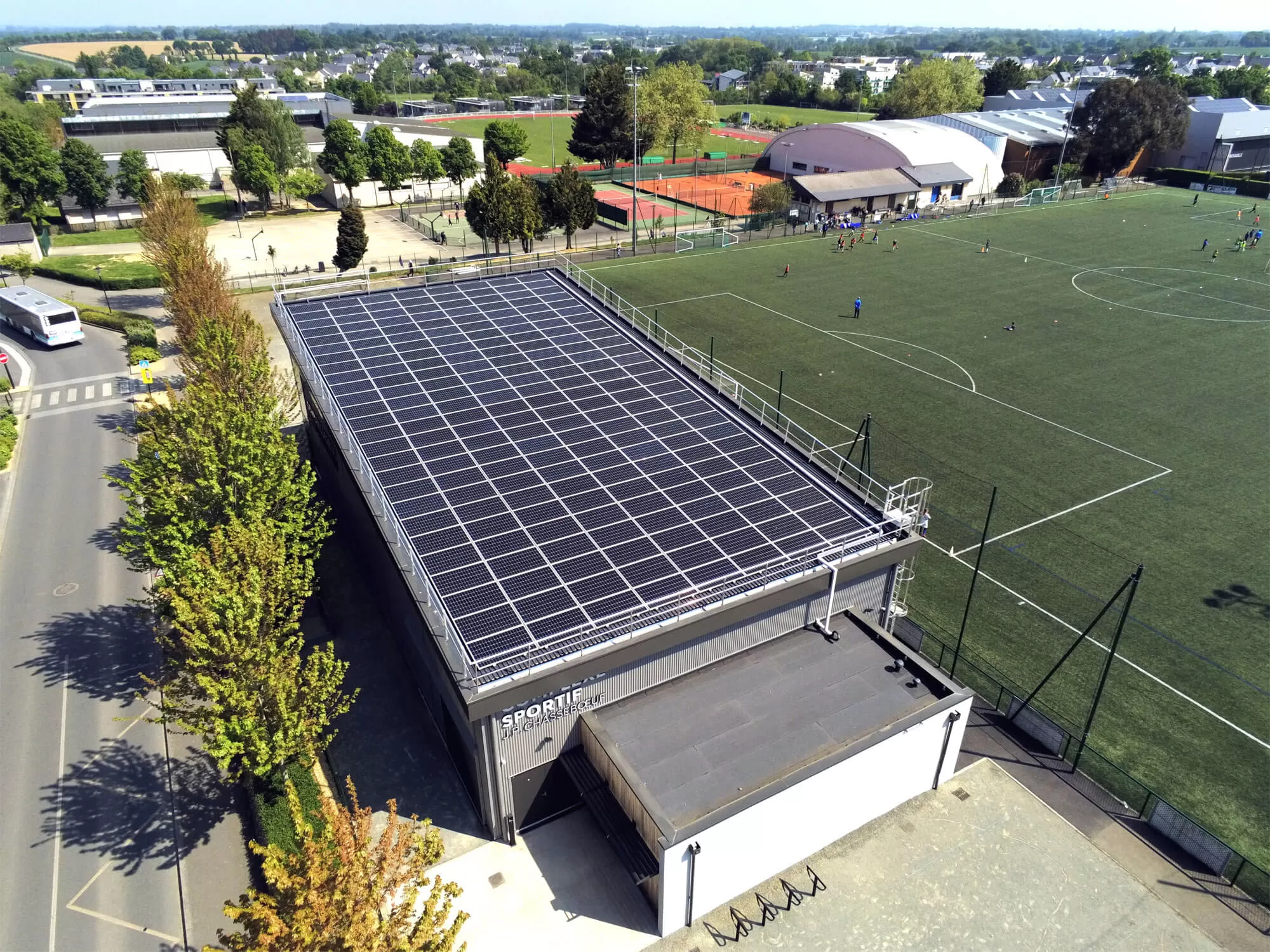 Bâtiment avec panneaux solaires