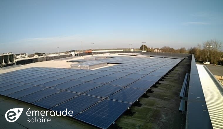 Centrale photovoltaïque sur toiture plate du centre commercial Leclerc Lannilis